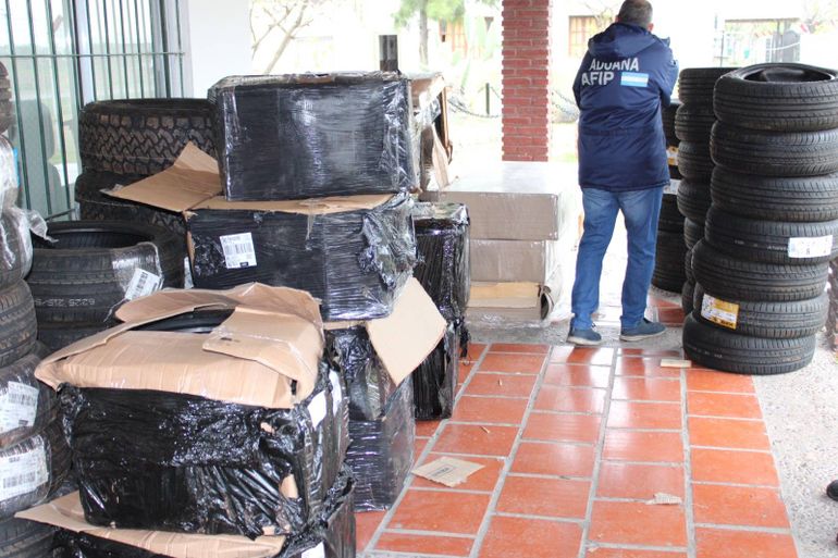 Contrabando de neumáticos: decomisan millonario cargamento que iba a Buenos Aires