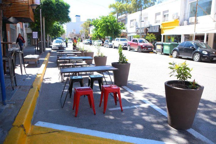 Los bares y restaurantes pueden ocupar parte de la calle para ampliar su capacidad