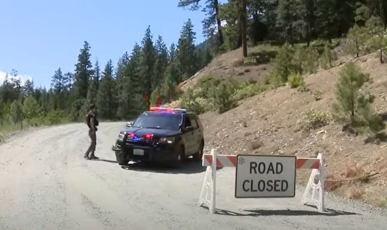 El vehículo del papá de las hermanas asesinadas fue encontrado cerca de un campamento en el condado de Chelan. El vehículo del papá de las hermanas asesinadas fue encontrado cerca de un campamento en el condado de Chelan.