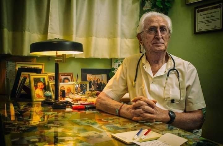Allen llora la partida de Isidoro Kantor, el doctor del pueblo. Foto: gentileza&nbsp;