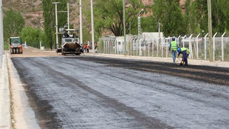 Comenzaron a asfaltar 15 cuadras de la calle Anaya
