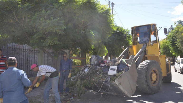 Retiran residuos voluminosos en San Lorenzo y Altos del Limay