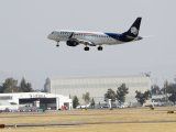 Foto de archivo. Un avión Connect Embraer ERJ-190LR de Aroméxico se prepara para aterrizar en el Aeropuerto Internacional Benito Juárez en la Ciudad de México, México, 10 de enero de 2018.  REUTERS/