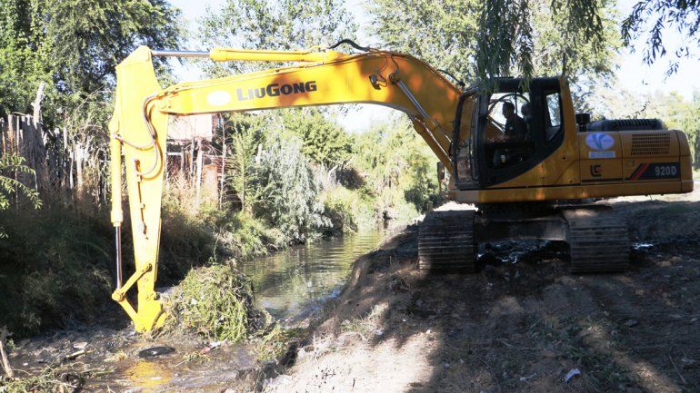 Las máquinas sacaron todo tipo de mugre del fondo del canal Villa María.