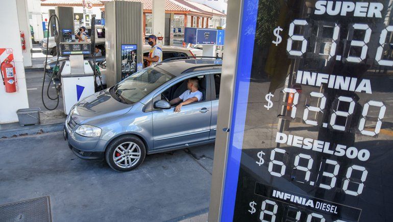 Los precios de la nafta y el gasoil aumentan sin techo