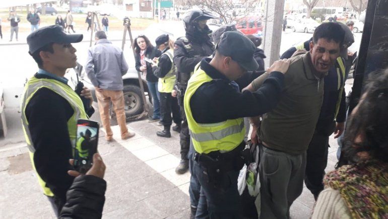 Con un importante operativo policial, detuvieron a un hombre que vendía medias en la calle