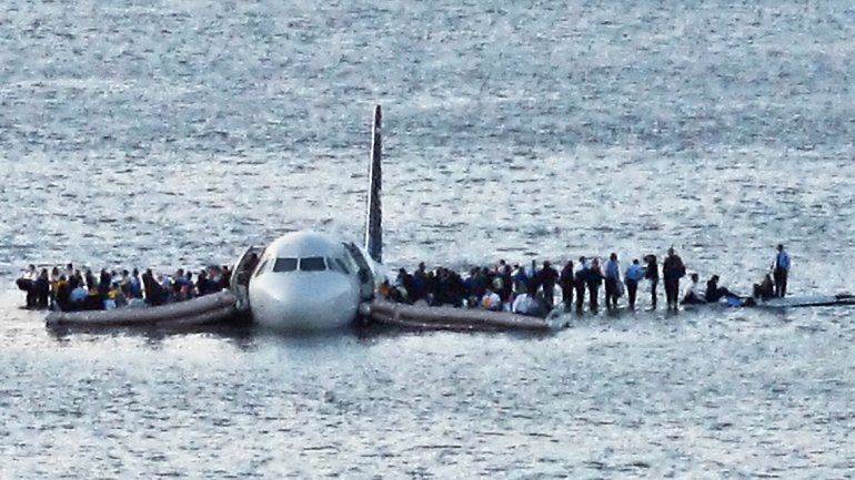 Real. El Airways y los 155 pasajeros parados en las alas mientras los &nbsp;rescatan.