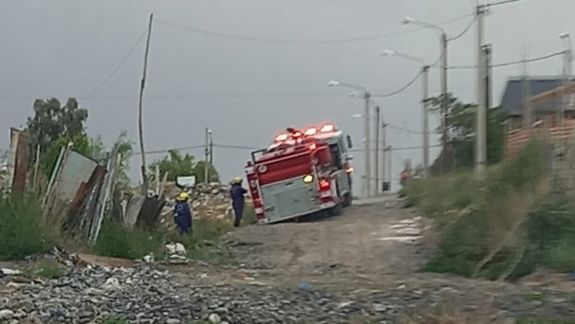 Iban a apagar un incendio y el autobomba se atascó en un bache