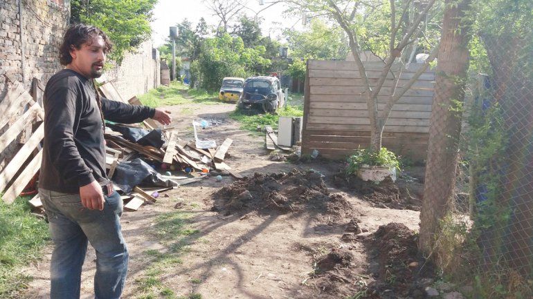 Un hombre señala el lugar donde fue hallado el cadáver.