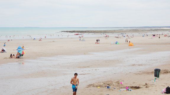 La playas amplias y el mar de agua cálida son los atractivos habituales. Desde hace algunas temporadas, el teatro, al igual que en Mar del Plata o Carlos Paz, se convirtió en una novedad.