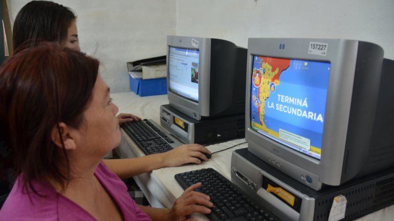 Conectadas y en plena clase para poder finalizar los estudios del Nivel Medio.