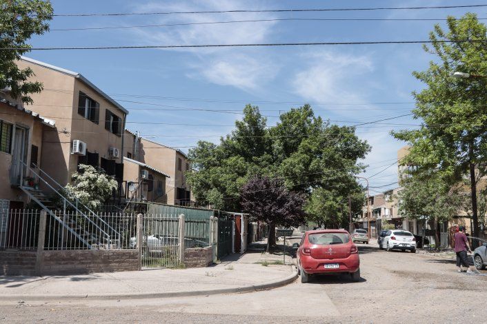 Un herido de bala, fuego en una casa y más disparos