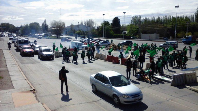 Largas filas para cruzar los puentes carreteros Neuquén-Cipolletti.