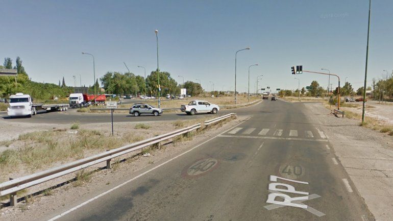 Un motociclista chocó con un auto y se fracturó un pie