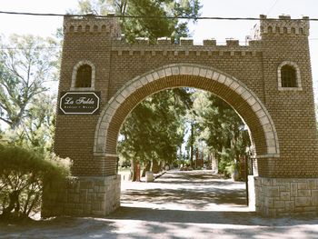 Legado vivo: En La Falda, la historia no se lee en libros; se recorre entre toneles gigantes y maquinaria que parece detenida en el tiempo. Legado vivo: En La Falda, la historia no se lee en libros; se recorre entre toneles gigantes y maquinaria que parece detenida en el tiempo.