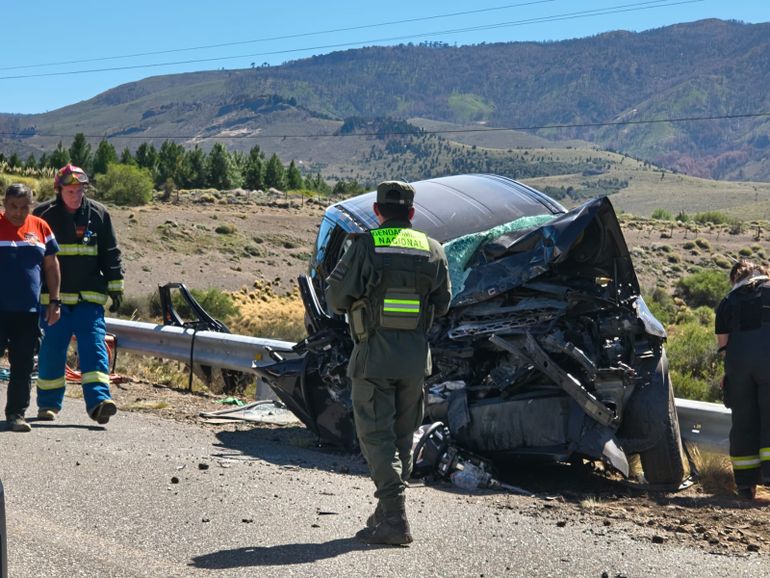 Una mujer murió tras un grave choque en Ruta 60, entre una camioneta y un camión
