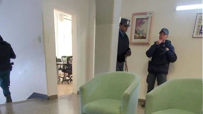 La Policía custodia el ingreso al despacho del intendente Esteban Cimolai en el conflicto con ATE. La Policía custodia el ingreso al despacho del intendente Esteban Cimolai en el conflicto con ATE.