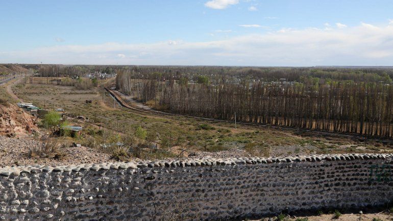 En el mirador productivo de Centenario se ven cada vez más casas.