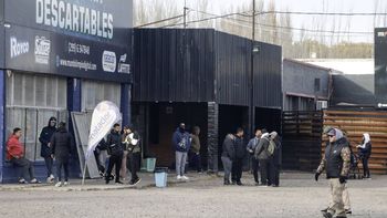 Una empresa escanea el iris a varias personas en Cipolletti / Foto Anahí Cárdena. Una empresa escanea el iris a varias personas en Cipolletti / Foto Anahí Cárdena.