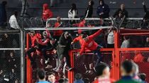 104 hinchas de la U de Chile habían sido detenidos en medio de disturbios en la cancha de Independiente. 104 hinchas de la U de Chile habían sido detenidos en medio de disturbios en la cancha de Independiente.