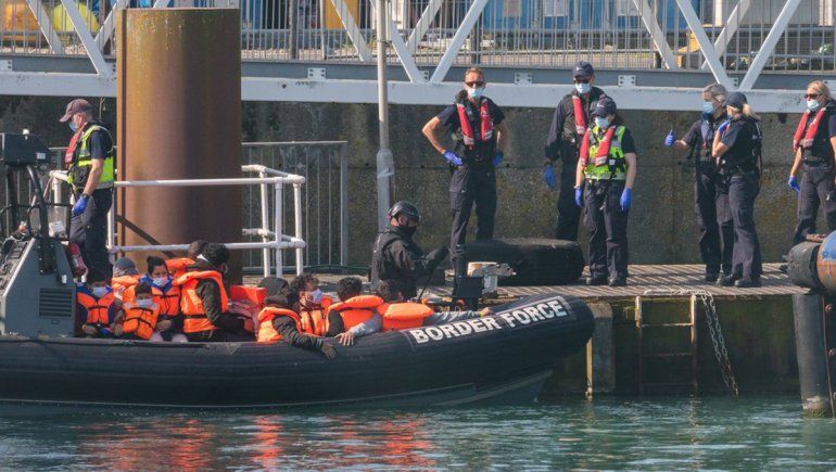 Mil migrantes llegan en bote al Reino Unido