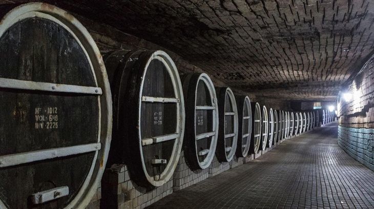 Cientos de kilómetros de galerías subterráneas conforman esta impresionante bodega. Cientos de kilómetros de galerías subterráneas conforman esta impresionante bodega.