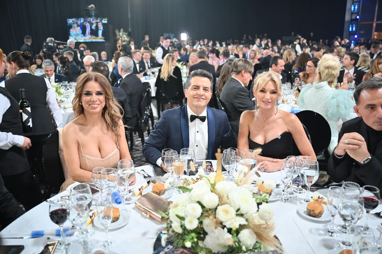 Ángel de Brito y el equipo de LAM en los Martín Fierro Ángel de Brito y el equipo de LAM en los Martín Fierro