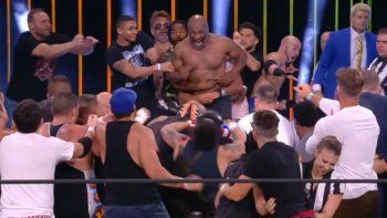 tyson, furioso: se rompio la remera e inicio batalla campal tyson, furioso: se rompio la remera e inicio batalla campal