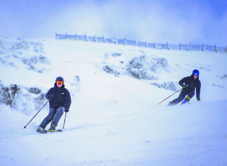 El cerro Chapelco recibió a esquiadores y peatones el fin de semana. La escuela de esquí de residentes tuvo buena aceptación con promociones. El cerro Chapelco recibió a esquiadores y peatones el fin de semana. La escuela de esquí de residentes tuvo buena aceptación con promociones.