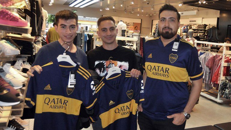 La nueva camiseta de Boca llegó a la región y ya causa furor