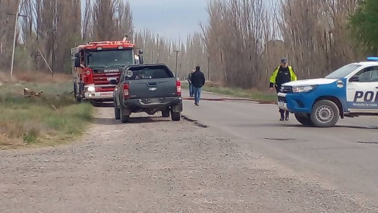 La Policía y los bomberos intervinieron en el desborde de un canal de riego a la vera de la Ruta 7 en Vista Alegre. Foto: Protección Civil Municipal.
