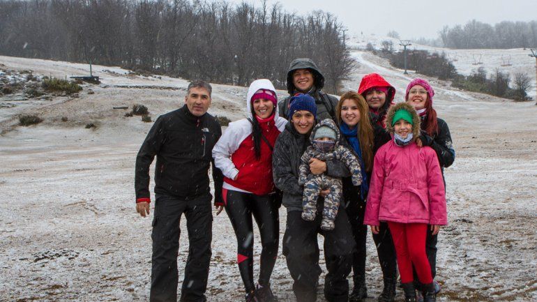 Los turistas recibieron con alegría las primeras nevadas.