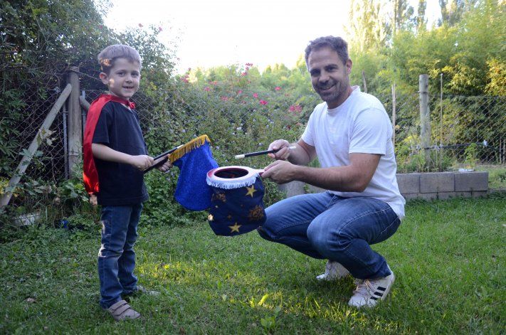El ingeniero que desempolvó sus trucos de magia en pandemia y ahora deslumbra con su hijo