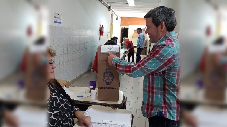 Carlos Sánchez denunció intimidación en una escuela