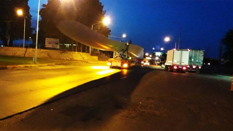 Así es el operativo en las rutas para trasladar las enormes aspas del parque eólico