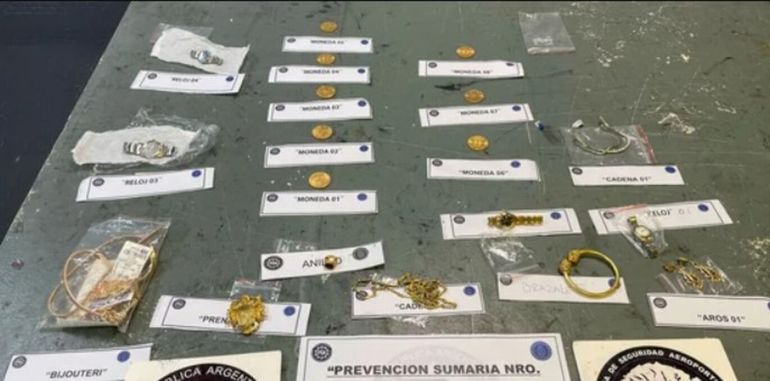 Azafata de Aerolíneas Argentinas detenida por contrabando de costosos relojes, joyas y celulares
