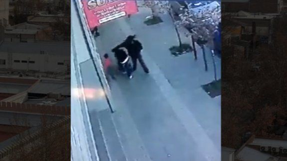 Brutal agresión a una mujer a plena luz del día