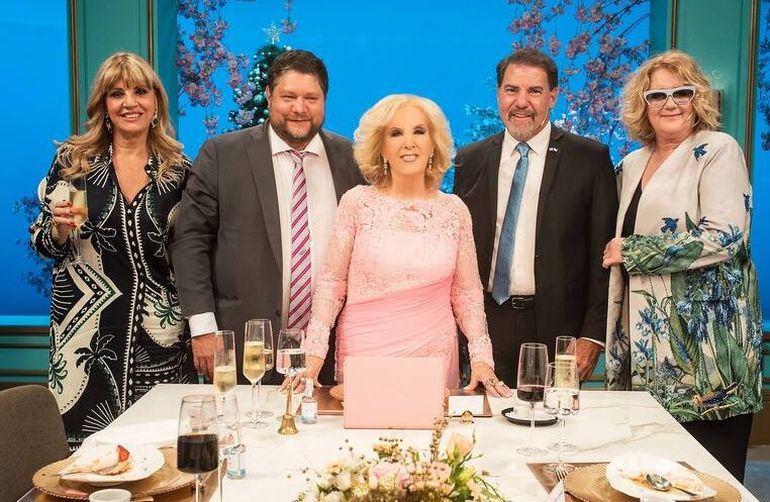 Mirtha Legrand junto a sus invitados: Teté Coustarot, Nicolás Wiñazky, Claudio Zuchovicki y Verónica Llinás. Mirtha Legrand junto a sus invitados: Teté Coustarot, Nicolás Wiñazky, Claudio Zuchovicki y Verónica Llinás.