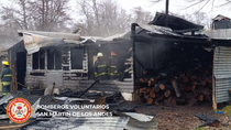 Un feroz incendio consumió una vivienda a 15 km de San Martín. Un feroz incendio consumió una vivienda a 15 km de San Martín.