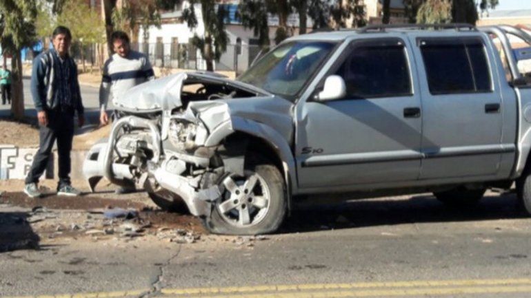 La camioneta Chevrolet S10 terminó con el frente destrozado.