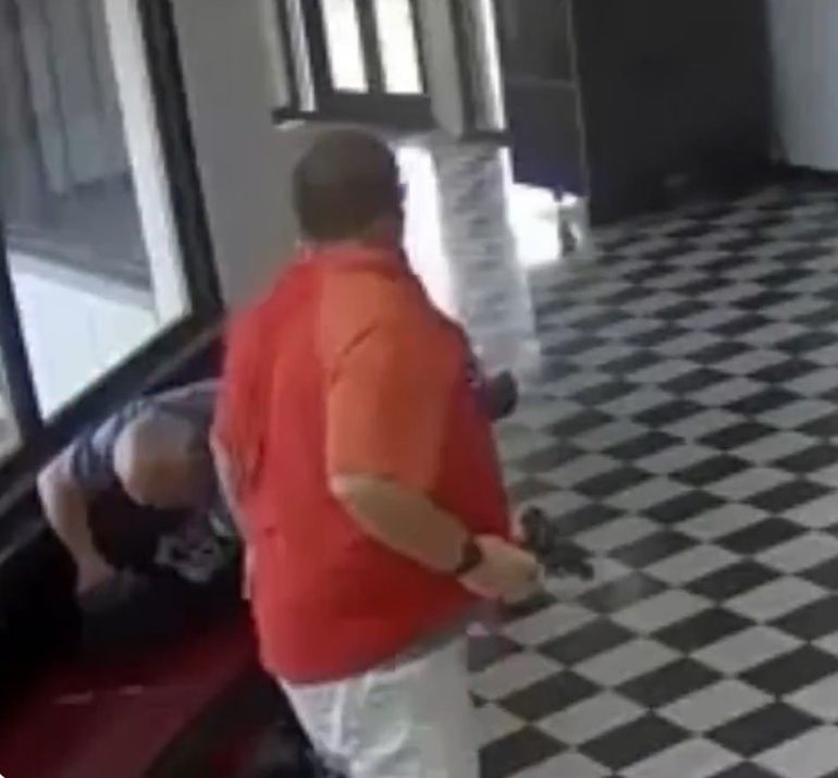 El director logró quitarle una de las armas al agresor, con la asistencia de un subdirector El director logró quitarle una de las armas al agresor, con la asistencia de un subdirector