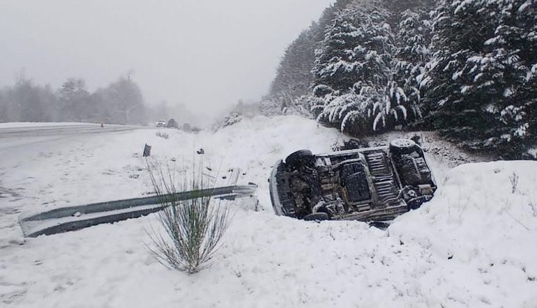Las nevadas en la cordillera provocan mayores riesgos viales, como el vuelco que se registró este miércoles por la tarde en Ruta 40. Las nevadas en la cordillera provocan mayores riesgos viales, como el vuelco que se registró este miércoles por la tarde en Ruta 40.
