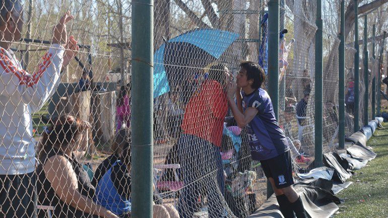 Del amor al odio: besos en Rincón y piñas en el Gigante