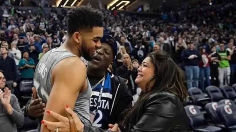 La estrella de la NBA vio morir a su madre. Su papá se recuperó de Covid-19.