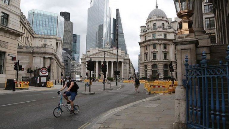 El Reino Unido impone más bloqueos por la mutación del COVID