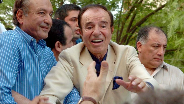 Durante la gestión del presidente Carlos Menem, el ex ministro Domingo Cavallo impulso el plan de convertibilidad. Durante la gestión del presidente Carlos Menem, el ex ministro Domingo Cavallo impulso el plan de convertibilidad.