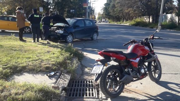 Esquina peligrosa: motociclista hospitalizado tras fuerte choque