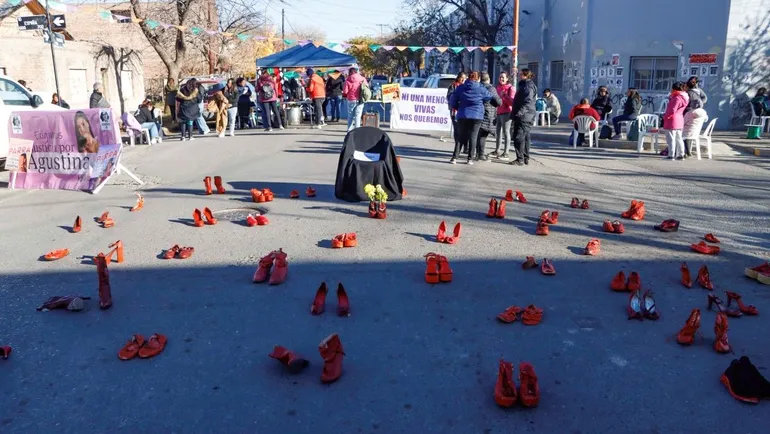 Muestra de Zapatos Rojos, la intervención artística cuyo objetivo es visibilizar la violencia de género y los femicidios. Muestra de Zapatos Rojos, la intervención artística cuyo objetivo es visibilizar la violencia de género y los femicidios.
