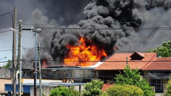 Alerta por un incendio en una fábrica de colchones