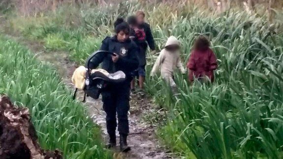 Descalzos, sin abrigo y sin alimentos, así fueron encontrados los menores en un monte cerca de Punta Lara. Los padres son vendedores ambulantes.
